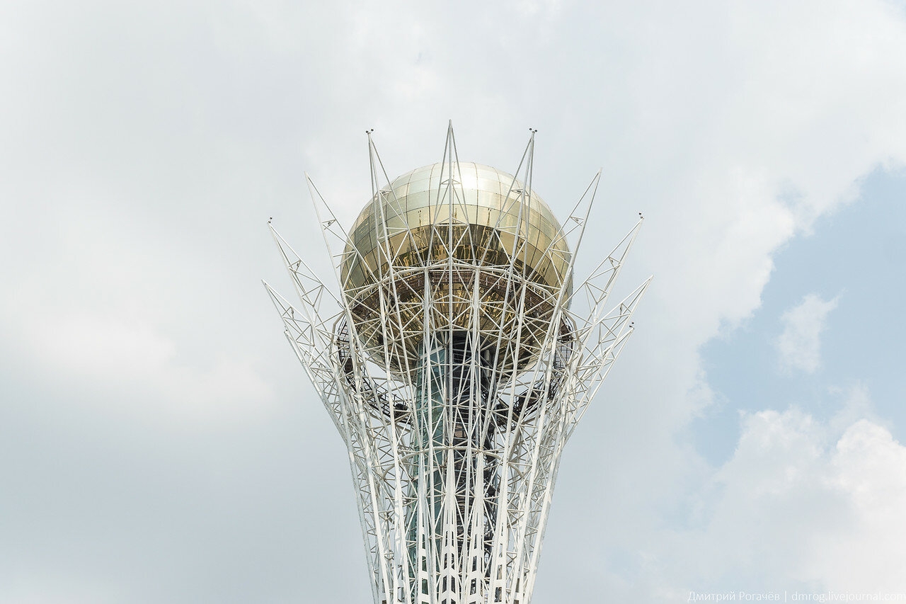 Монумент Астана-Байтерек белый фон