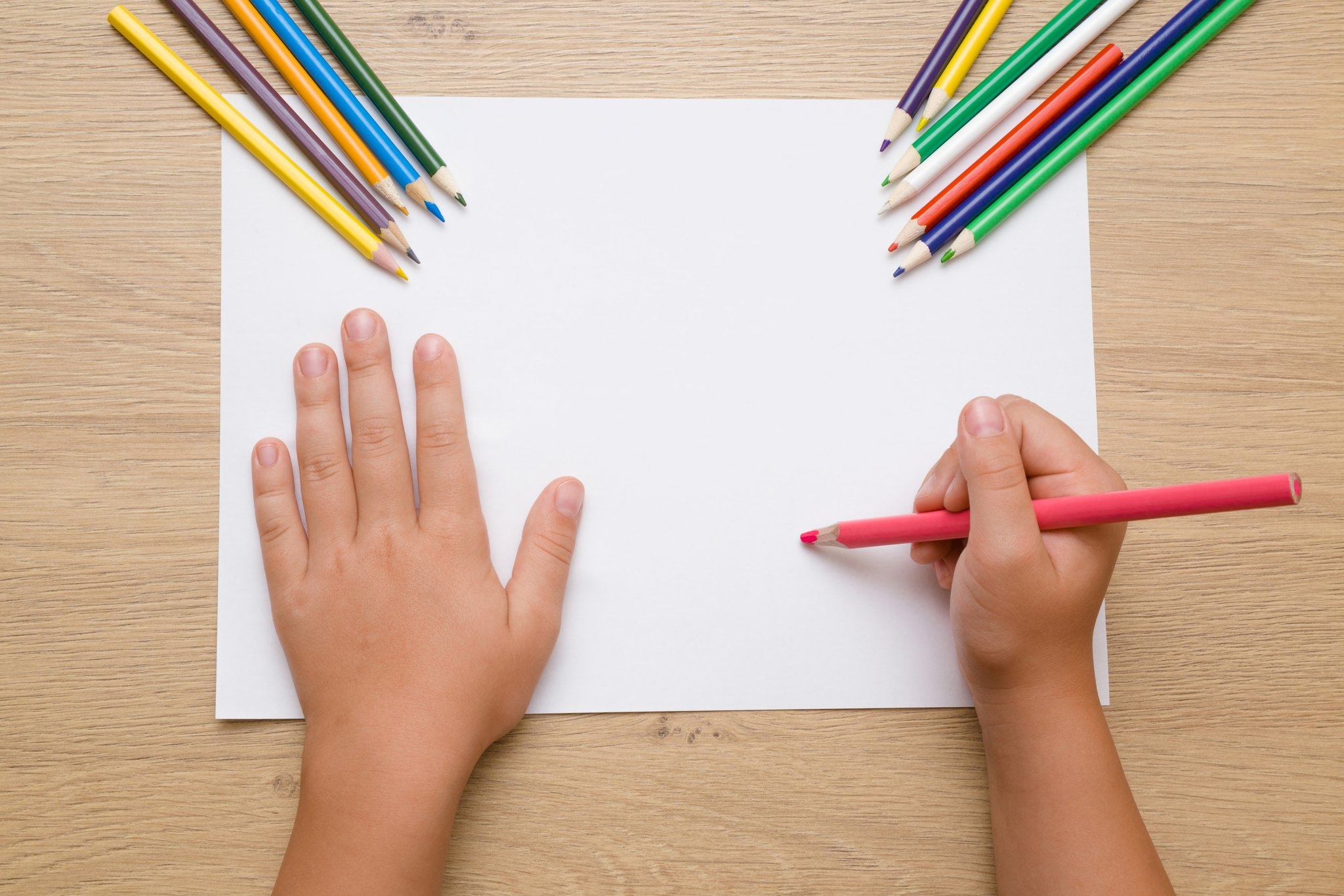 Детские руки рисуют вид сверху