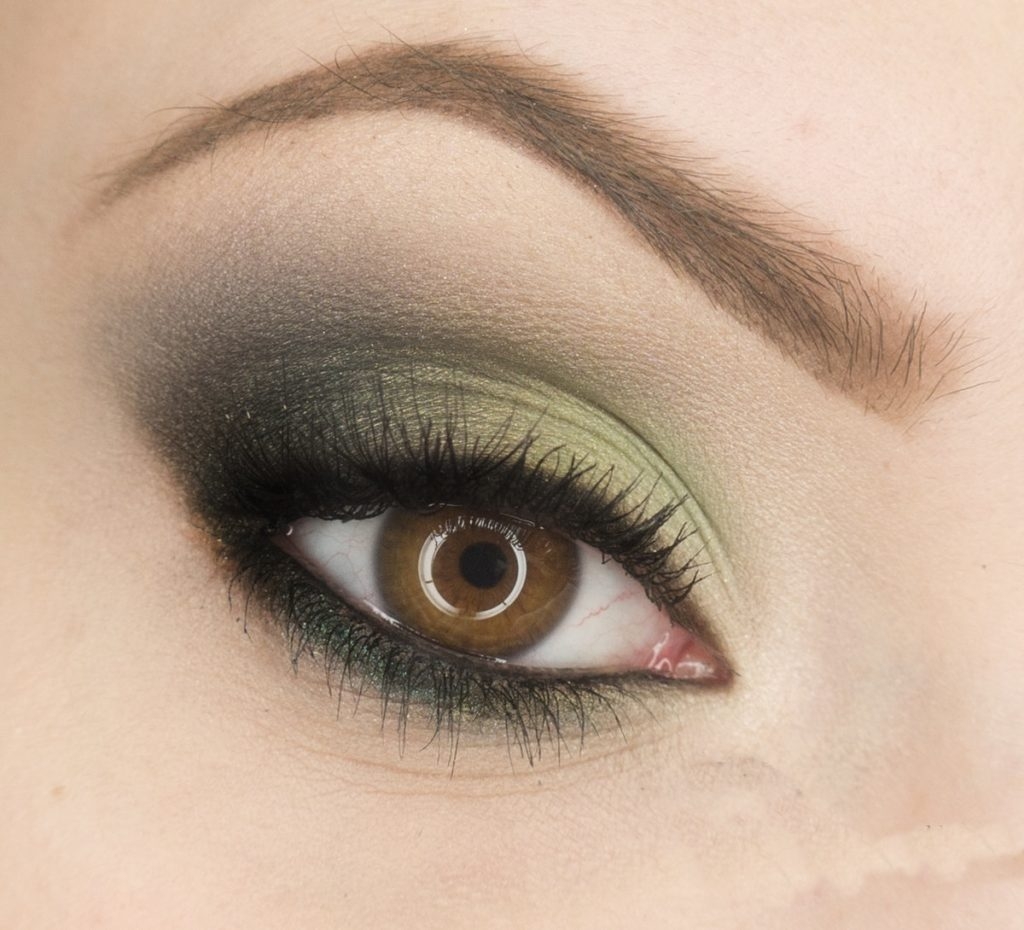 Макияж с зелеными тенями для карих глаз