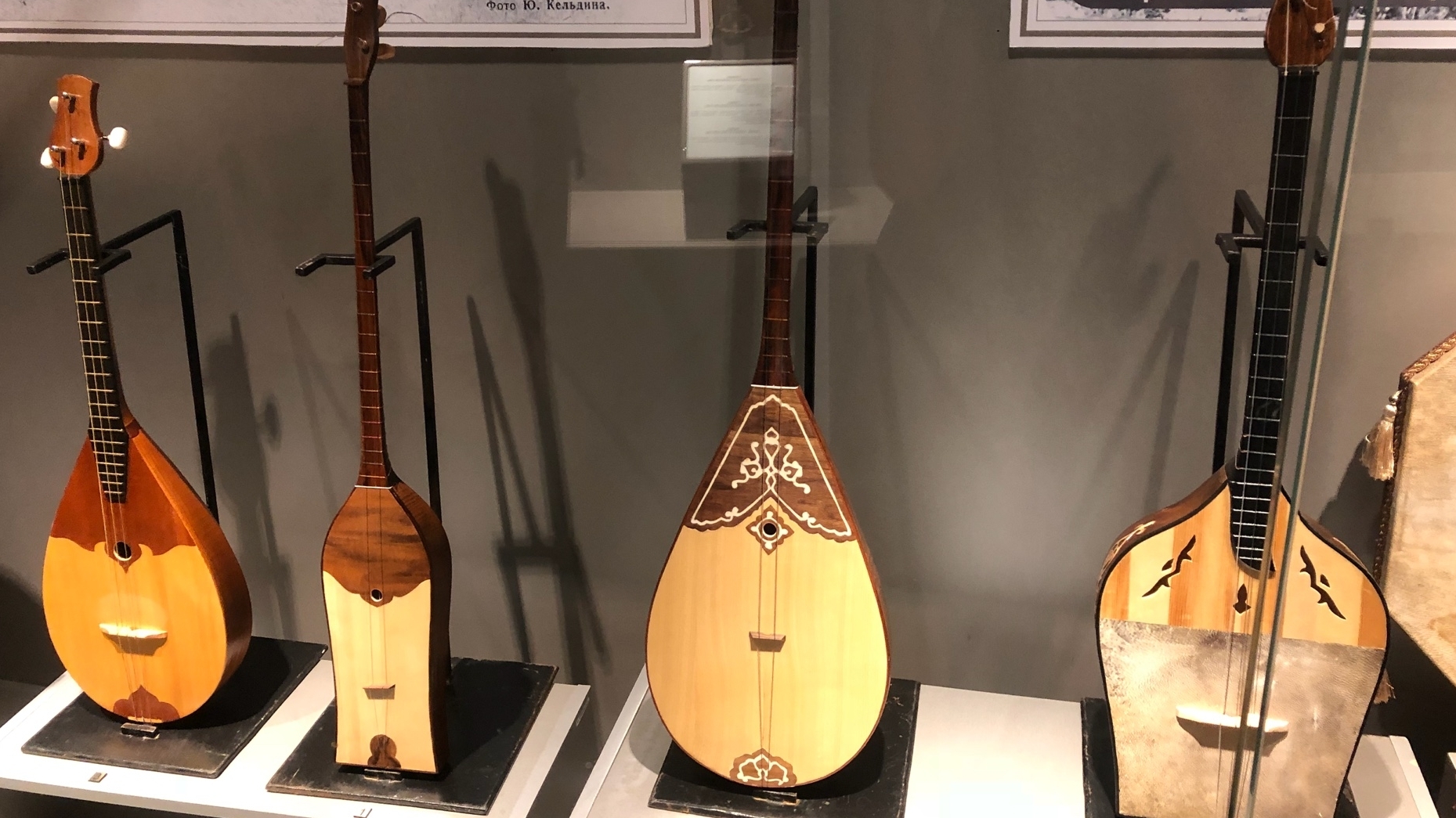 Казахский музыкальный инструмент домбра